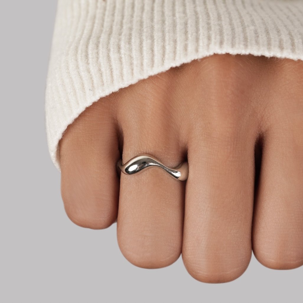 Anillo de onda de plata