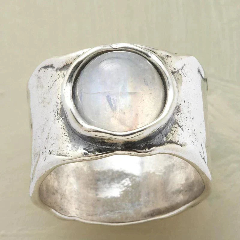 Anillo de plata con piedra lunar