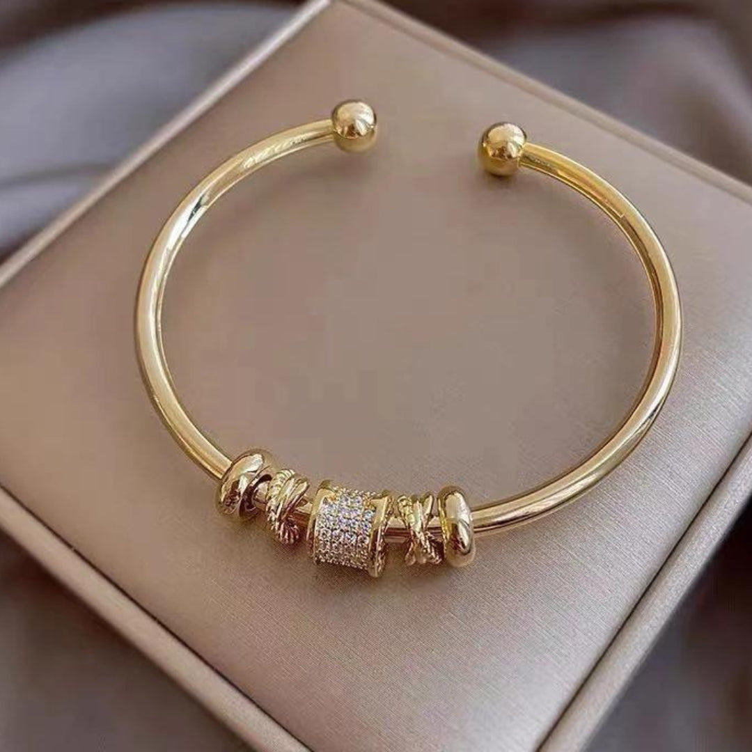 Pulsera ajustable con dijes dorados