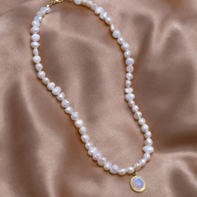 Collar de perlas de piedra lunar en oro