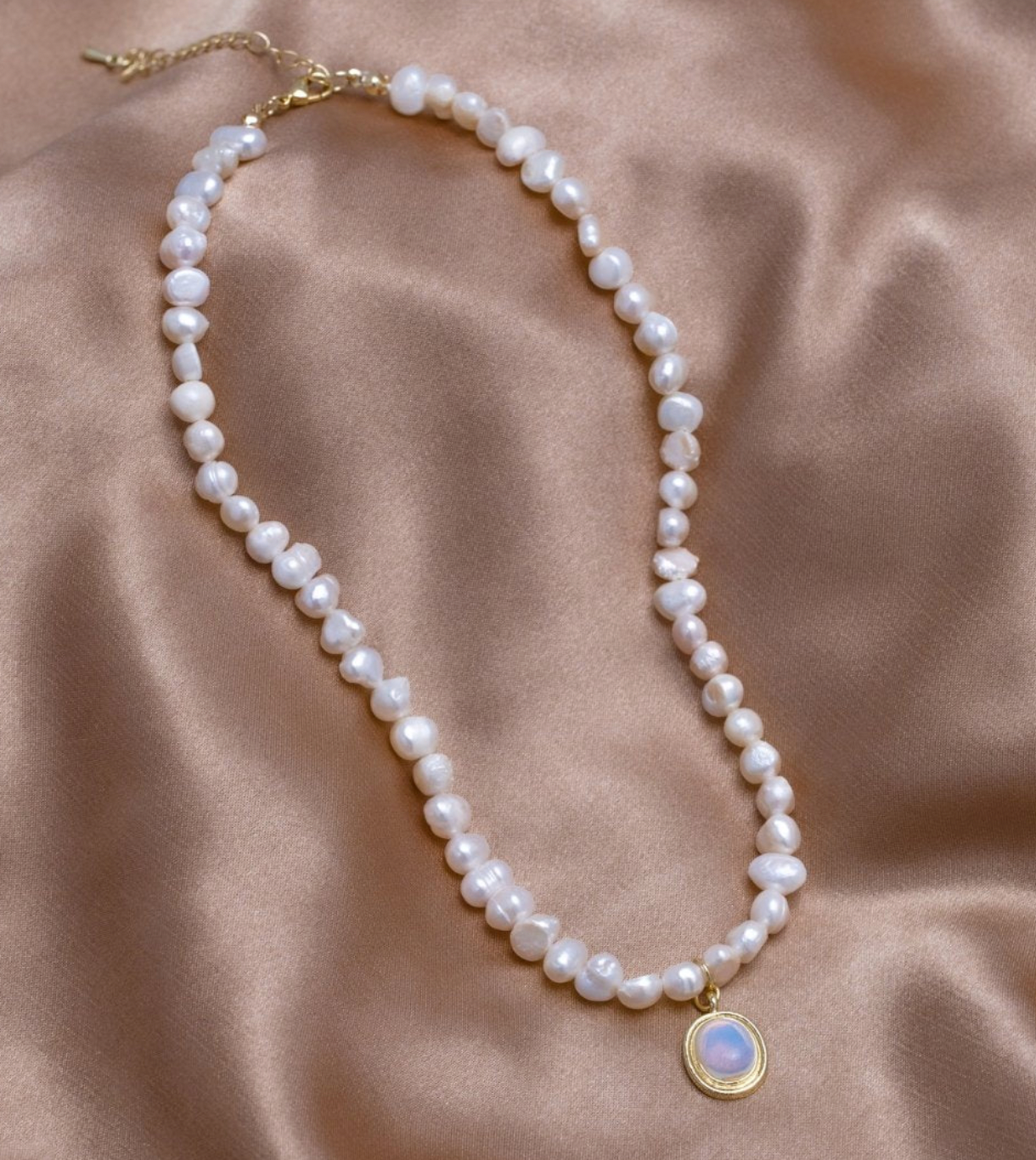 Collar de perlas de piedra lunar en oro