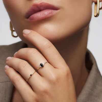 Anillo baguette con espinela negra