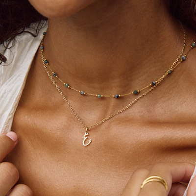 Collar con letra en forma de corazón de oro