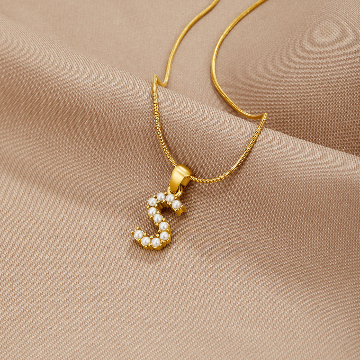 Collar con colgante de letra y perla