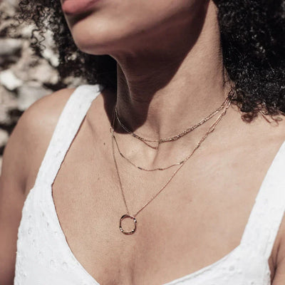 Collar de tres filas con círculo abierto