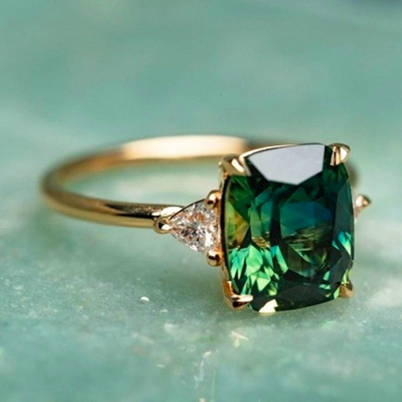 Anillo de circonita verde en oro
