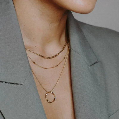 Collar de tres filas con círculo abierto