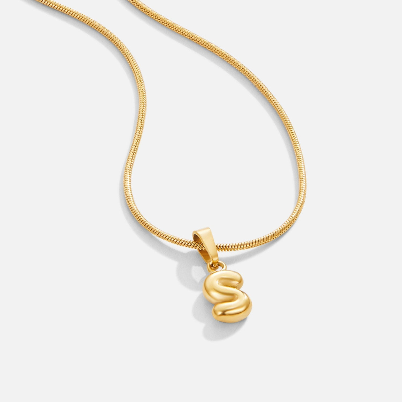 Collar con letras de burbujas