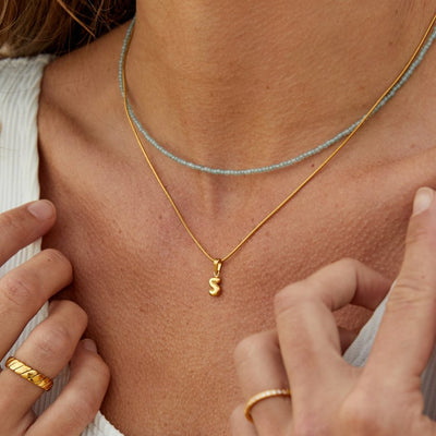 Collar con letras de burbujas