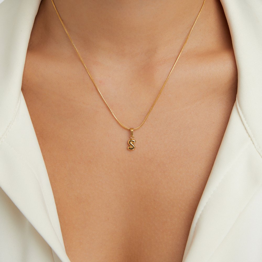 Collar con letras de burbujas