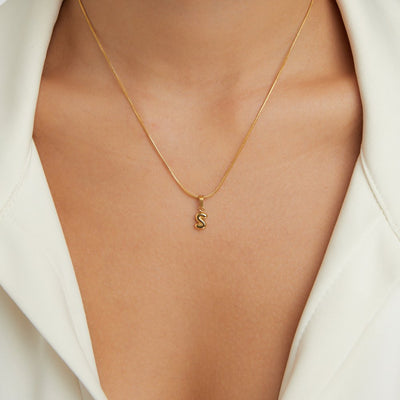 Collar con letras de burbujas