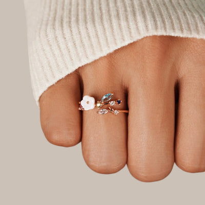 Anillos de oro rosa con flor blanca de cristal