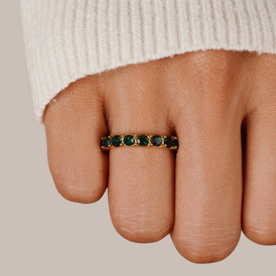 Anillo de cristal con belleza esmeralda