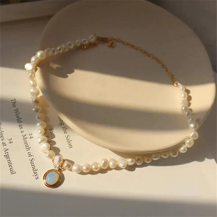 Collar de perlas de piedra lunar en oro