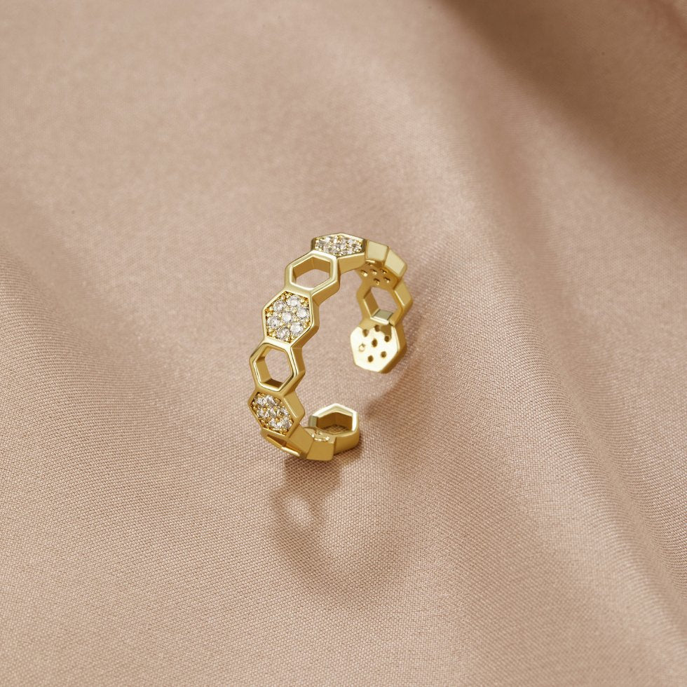 Anillo de panal en oro y cristal