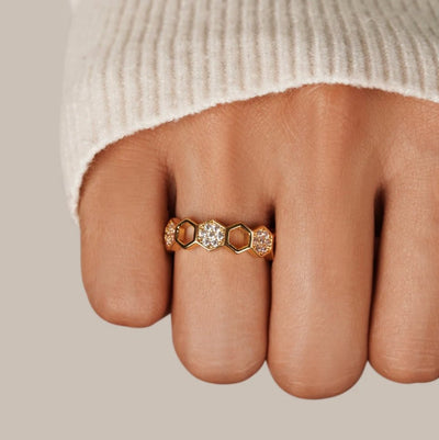 Anillo de panal en oro y cristal