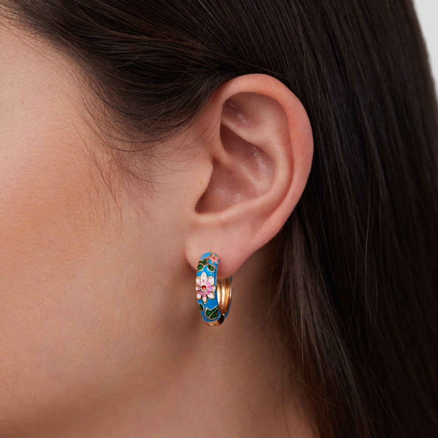 Pendientes de aro dorados con flores