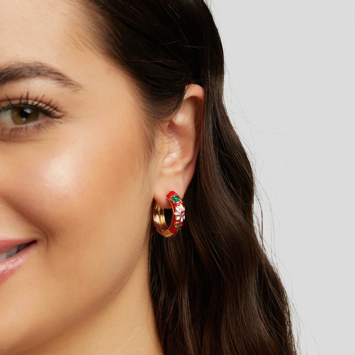 Pendientes de aro dorados con flores