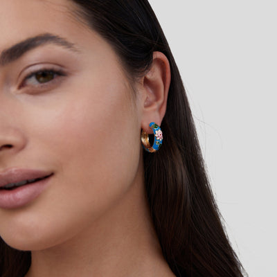 Pendientes de aro dorados con flor