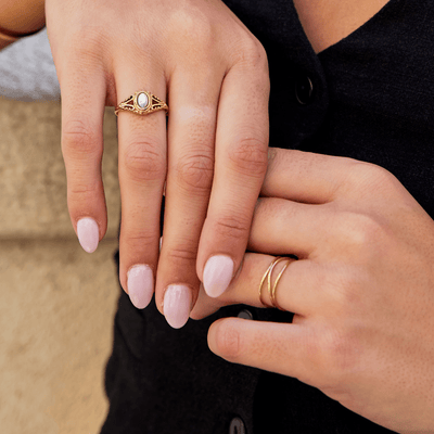 Anillo de bucle infinito en oro
