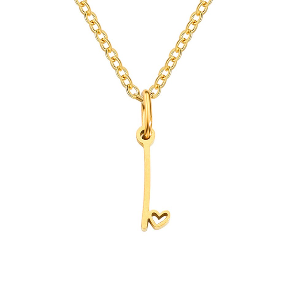 Collar con letra en forma de corazón de oro