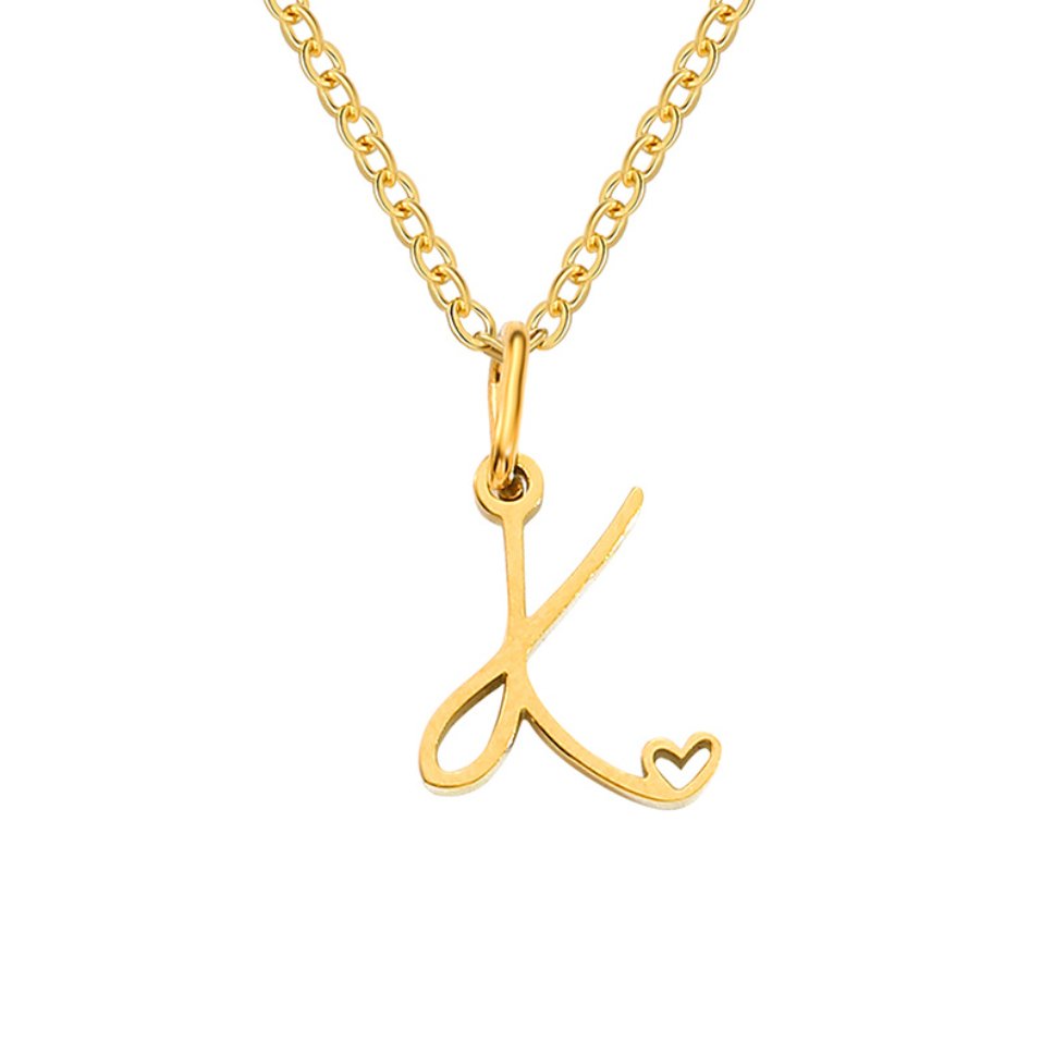Collar con letra en forma de corazón de oro