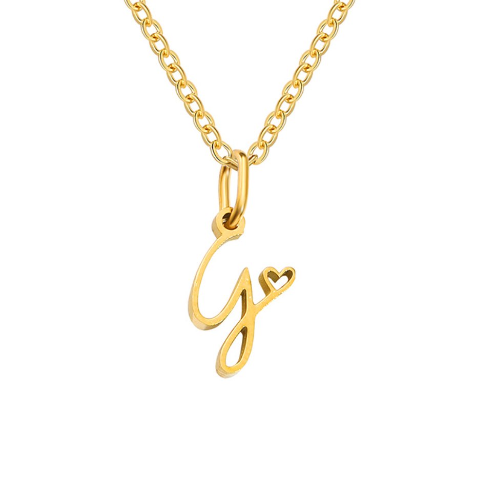 Collar con letra en forma de corazón de oro