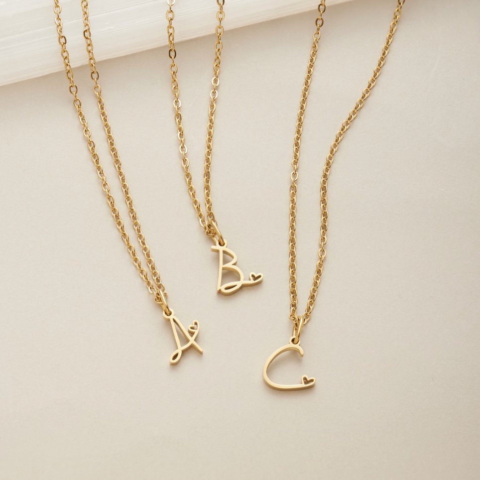 Collar con letra en forma de corazón de oro