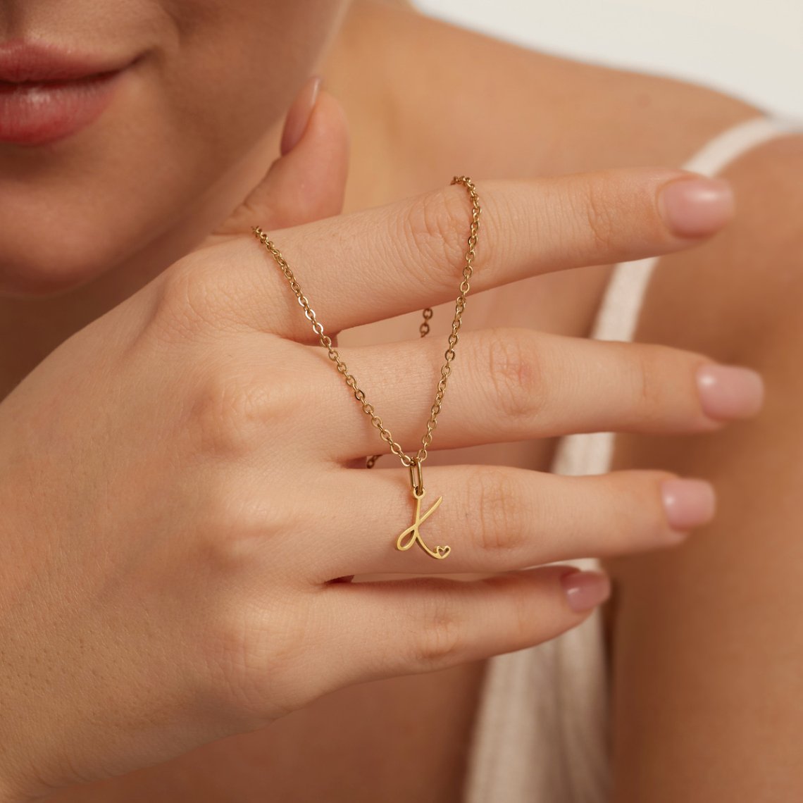 Collar con letra en forma de corazón de oro