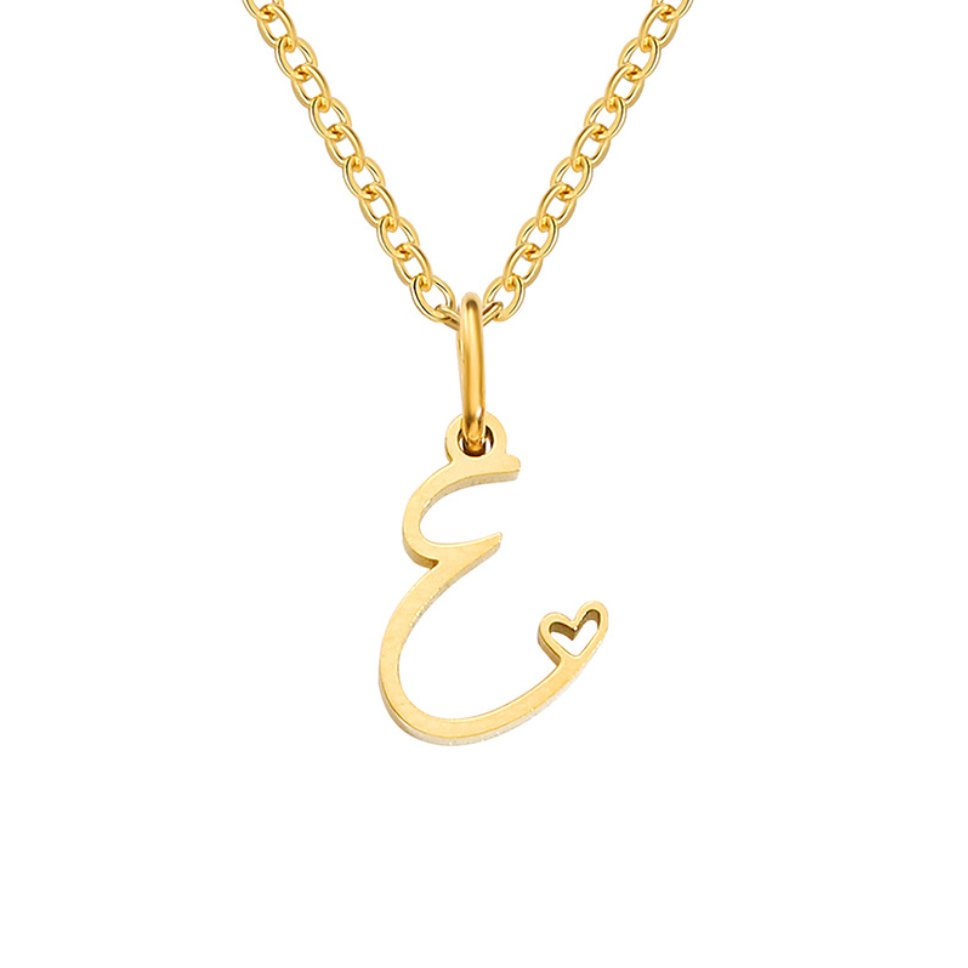 Collar con letra en forma de corazón de oro