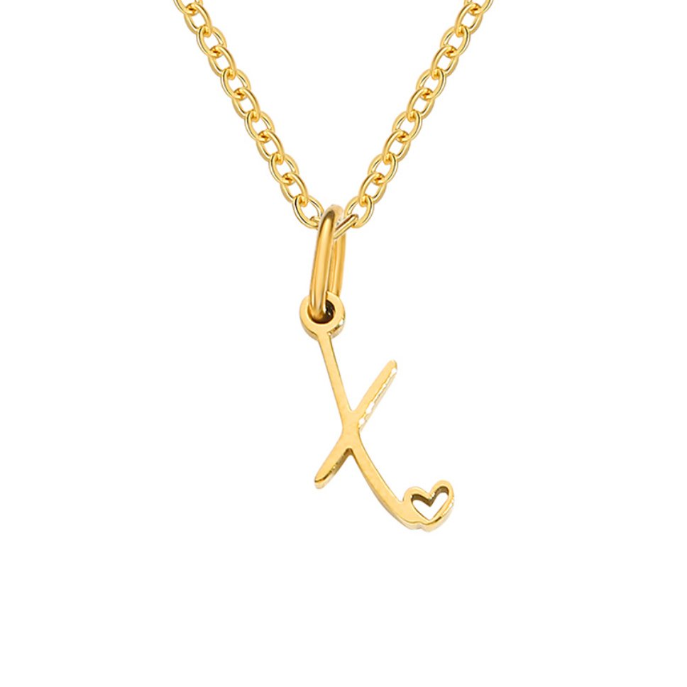 Collar con letra en forma de corazón de oro