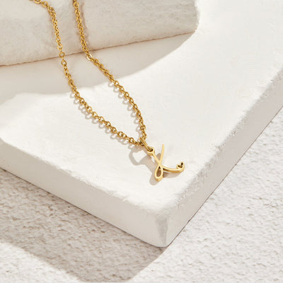Collar con letra en forma de corazón de oro