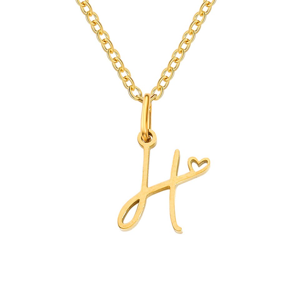Collar con letra en forma de corazón de oro