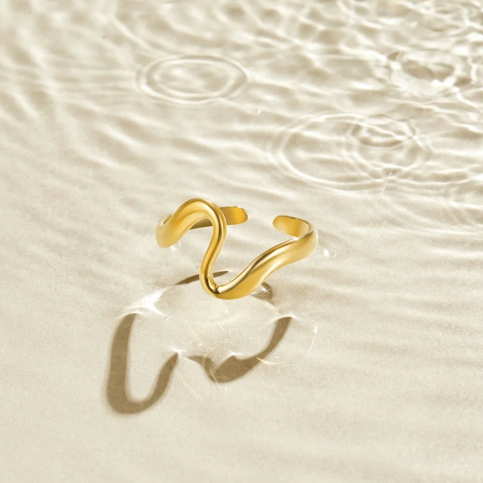 Anillo de onda de oro