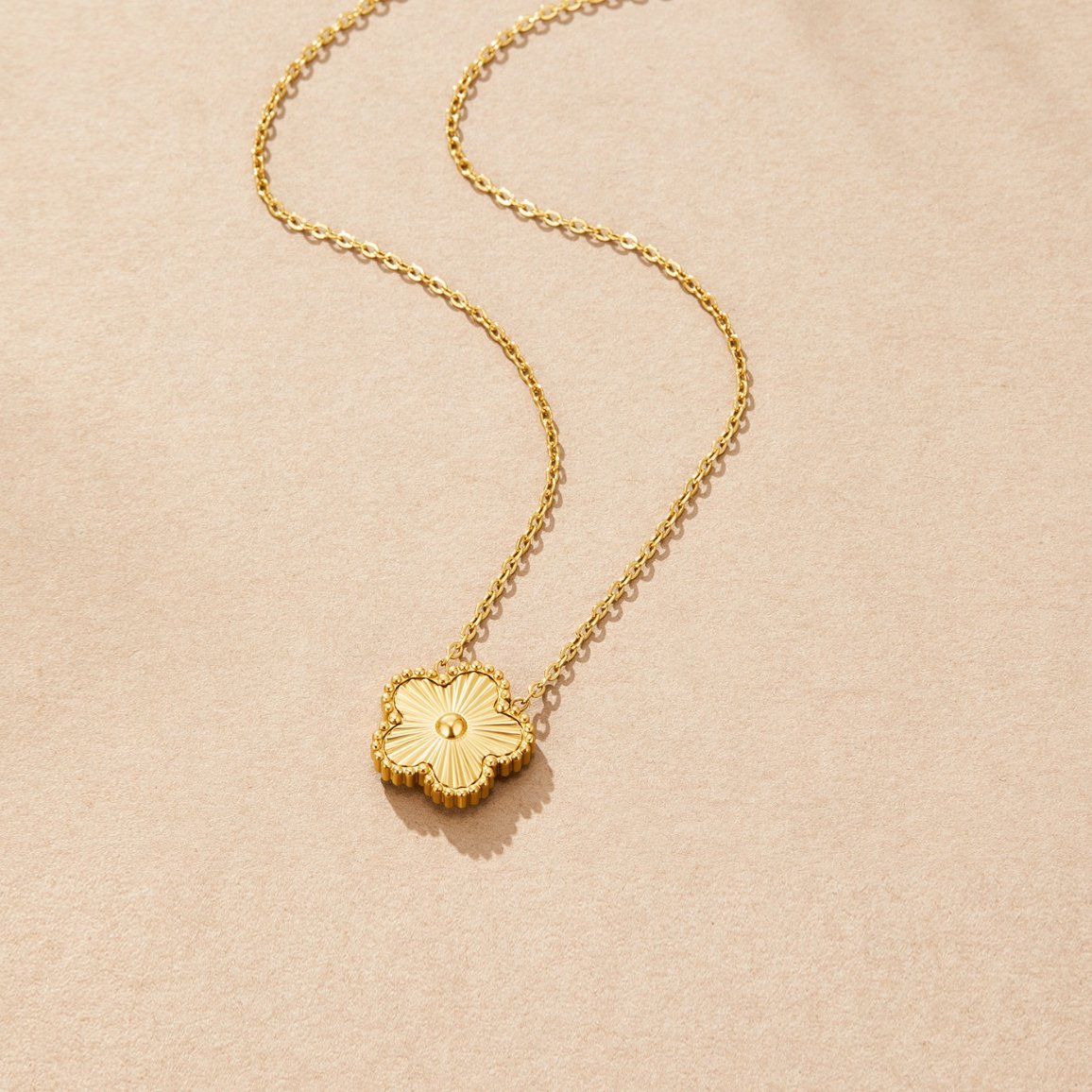 Collar de trébol dorado