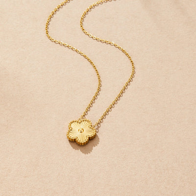 Collar de trébol dorado