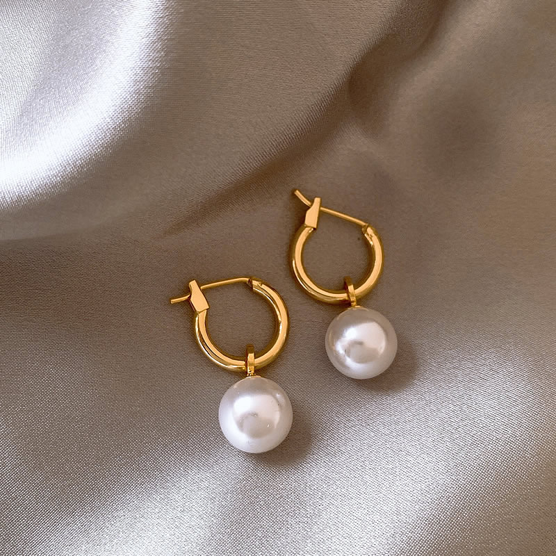 Elegantes pendientes de perlas doradas