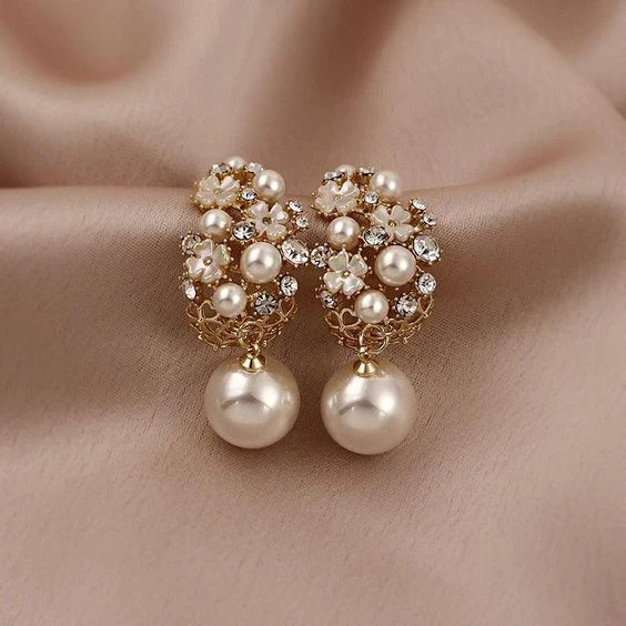 Pendientes elegantes con flores y perlas