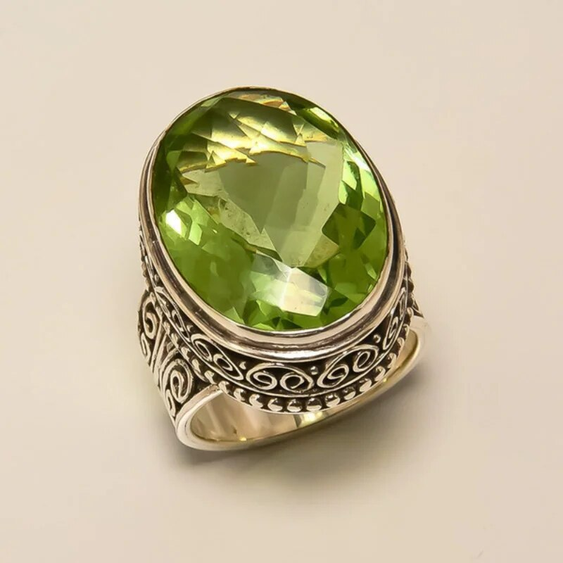 Anillo vintage con cristal de oliva