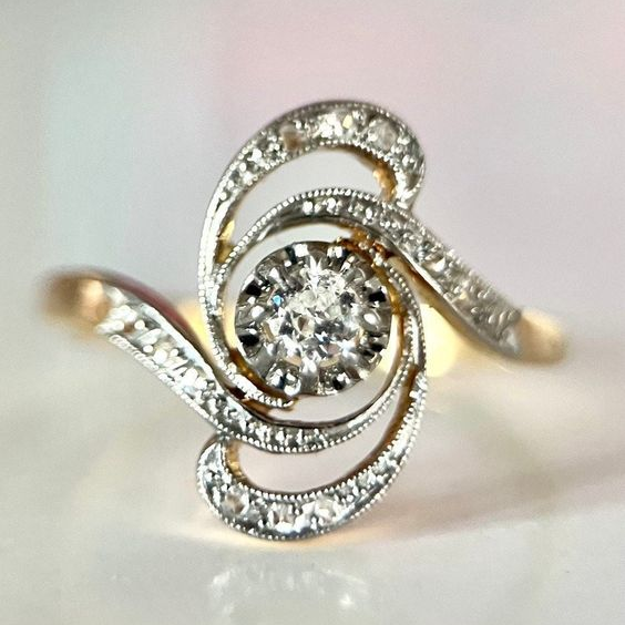 Anillo de oro vintage con espiral de circonitas