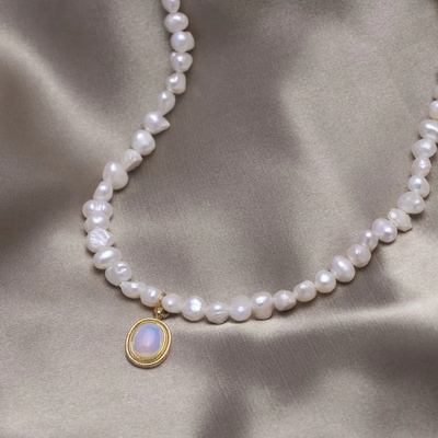 Collar de perlas de piedra lunar en oro