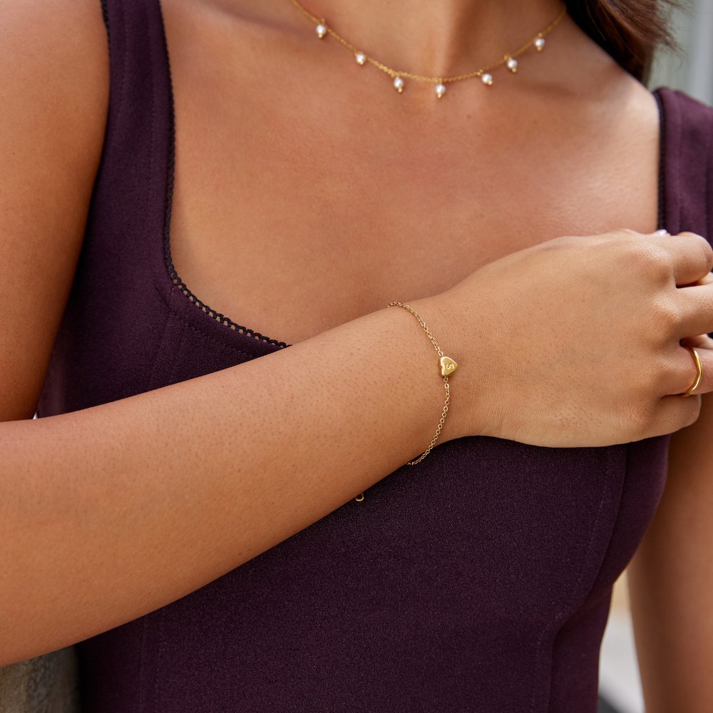 Pulsera de letras en forma de corazón