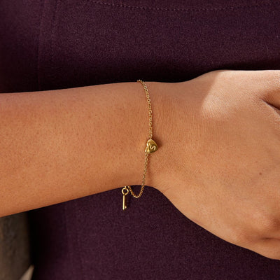 Pulsera de letras en forma de corazón