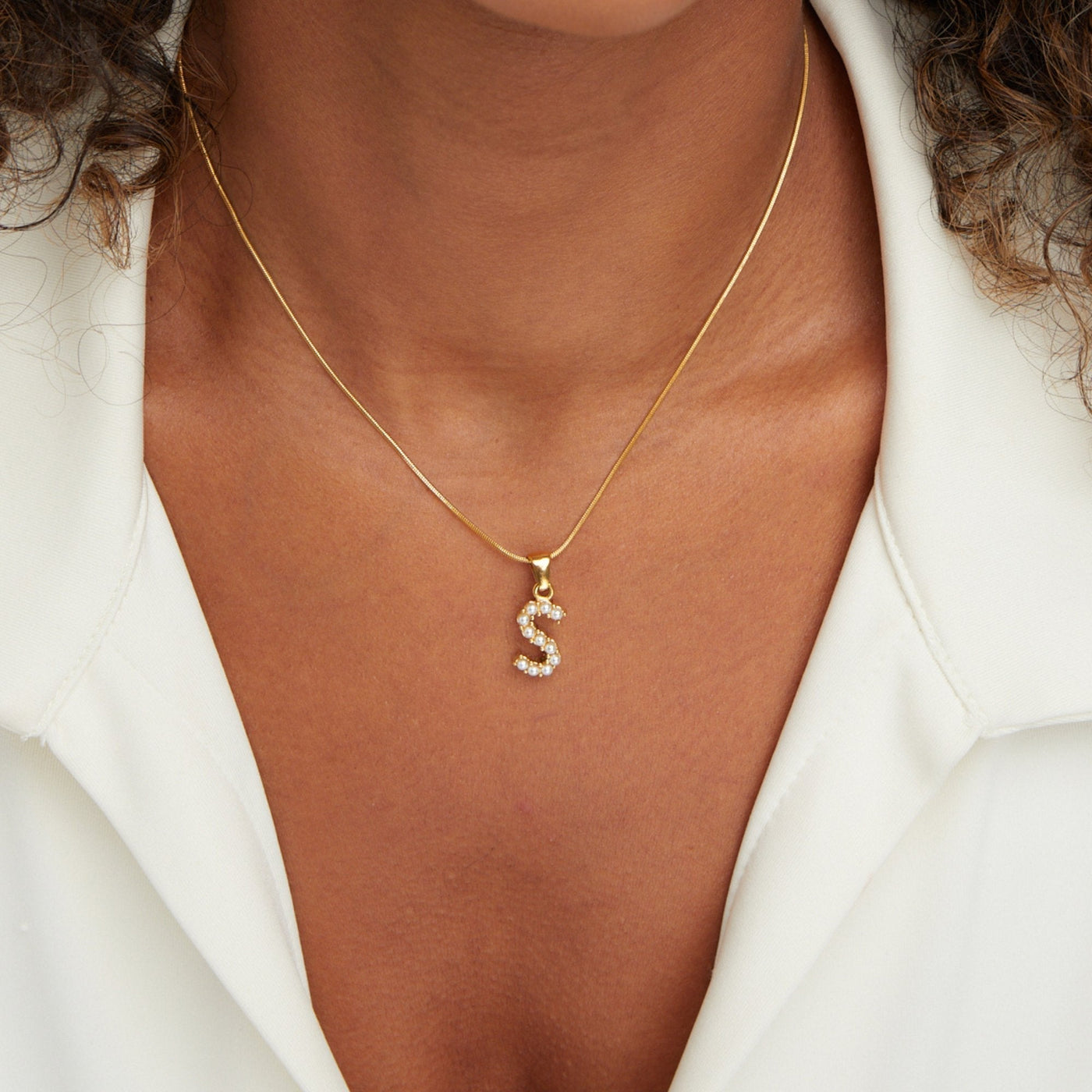 Collar con colgante de letra y perla