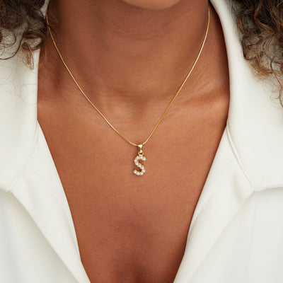 Collar con colgante de letra y perla