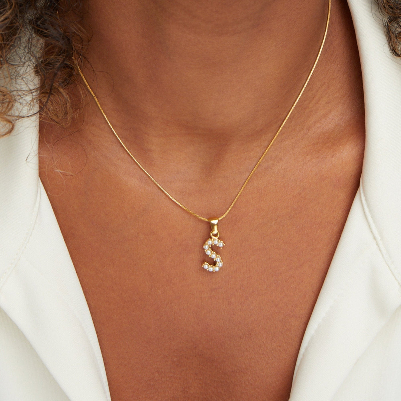 Collar con colgante de letra y perla