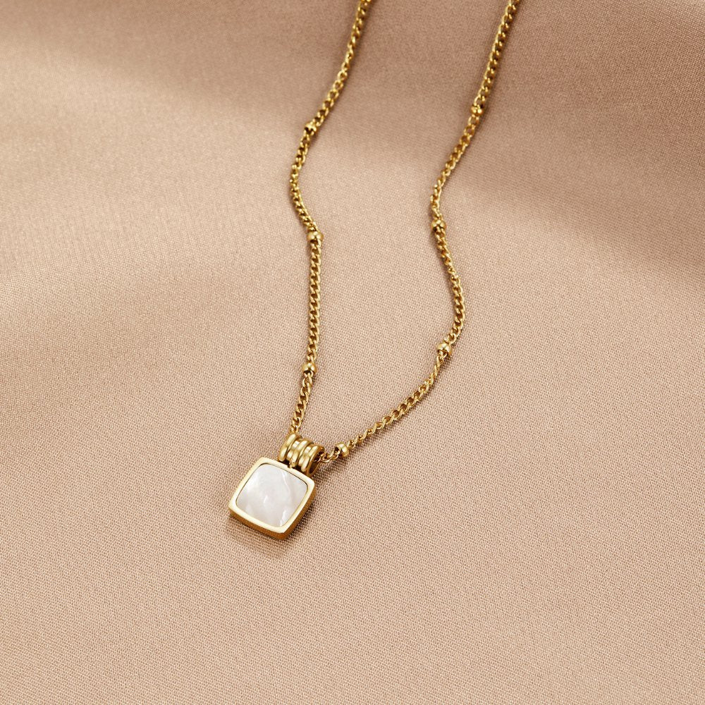 Collar colgante de concha blanca de Lucía