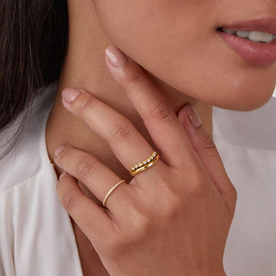 Anillo Marissa de cristales blancos en capas