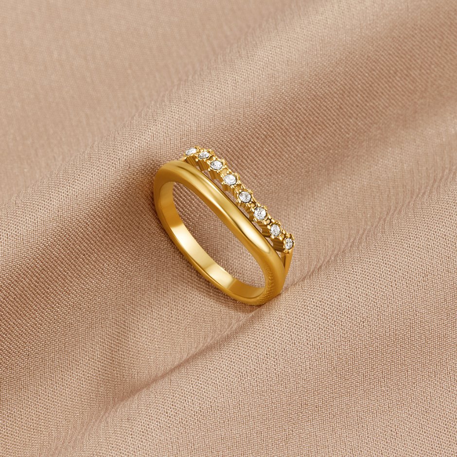 Anillo Marissa de cristales blancos en capas