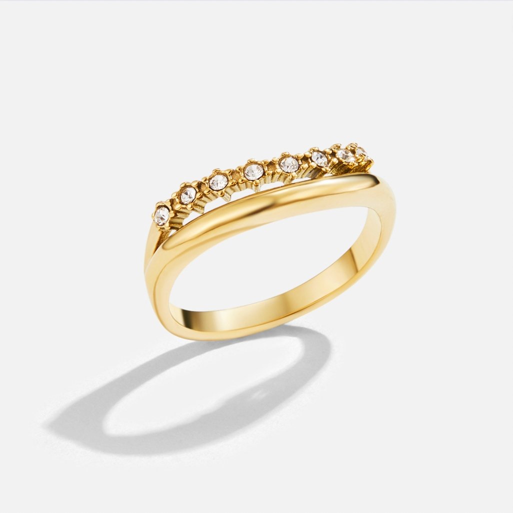 Anillo Marissa de cristales blancos en capas